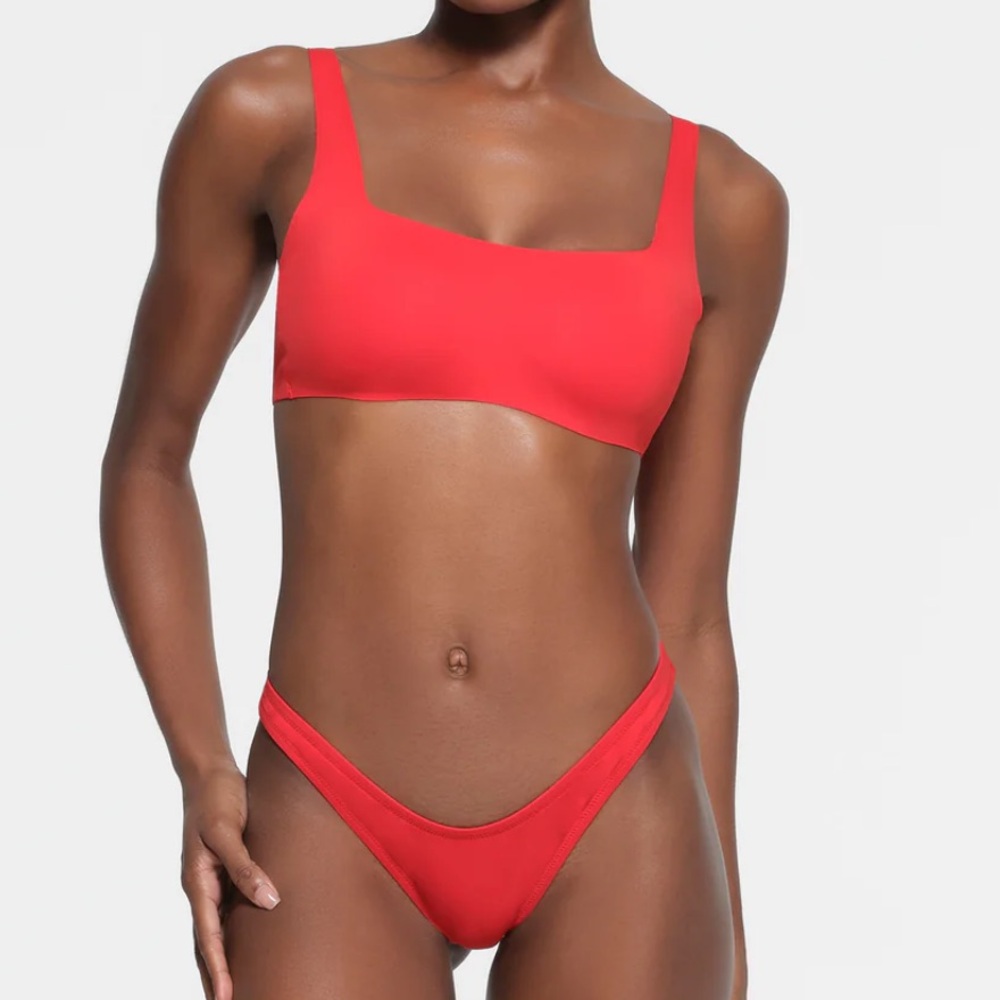 SKIMS SIGNATURE SWIM SCOOP BIKINI TOP
RUBY / M